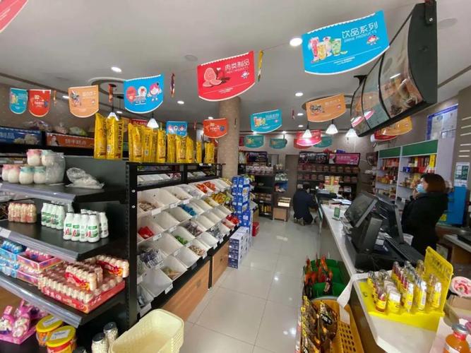 平湖这家连锁店销售超保质期食品,满满一货架