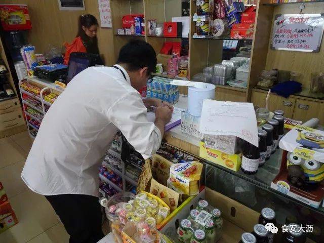 于是就从广州购进一批"进口"预包装食品在店内销售