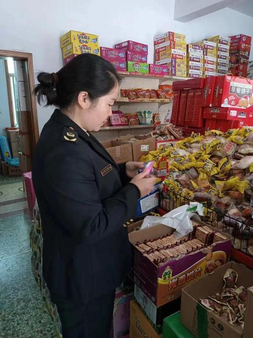 各种小食品,面包4包,饼干,火腿肠,面粉12袋25公斤等预包装食品